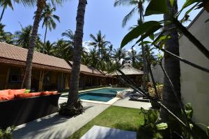 Bazén v ubytování Benthos Bali Dive Resort nebo v jeho okolí