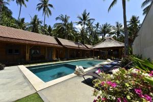 Bazén v ubytování Benthos Bali Dive Resort nebo v jeho okolí