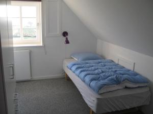 Postel nebo postele na pokoji v ubytování Nice Home In Rudkøbing With 3 Bedrooms And Wifi