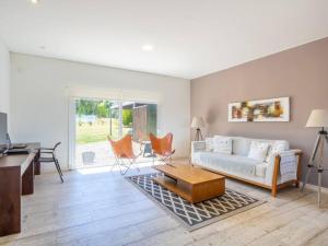 a living room with a couch and a table at Casa 5 dormitorios in Balneario Buenos Aires