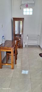 une salle à manger avec une table en bois et un banc dans l'établissement ABC Guest House Labuan Bajo, à Labuan Bajo