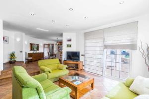 Una sala de estar con dos sofás y un televisor. en Arena Blanca, en Sant Lluis