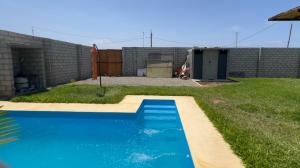 Bazén v ubytování LAS BRISAS DE HUANCHACO Local Cristiano de eventos nebo v jeho okolí + 8 fotografií