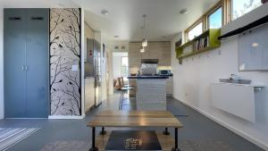 een keuken met een houten tafel in een kamer bij Stunning Modern Apartment, One Of A Kind! in Bozeman