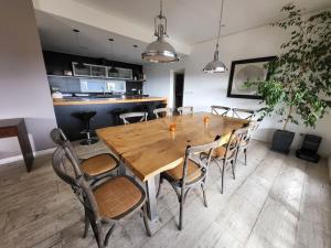 a dining room with a wooden table and chairs at Casa 5 dormitorios in Balneario Buenos Aires +27 photos
