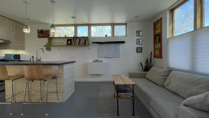 een woonkamer en keuken met een bank en een tafel bij Stunning Modern Apartment, One Of A Kind! in Bozeman +1 foto