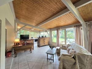 ein Wohnzimmer mit Sofa und Tisch in der Unterkunft Maison au cœur du Périgord avec grand jardin - FR-1-616-78 in Saint-Jory-de-Chaleix