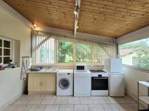 eine Küche mit Waschmaschine und Trockner in einem Haus in der Unterkunft Maison au cœur du Périgord avec grand jardin - FR-1-616-78 in Saint-Jory-de-Chaleix + 10 Fotos