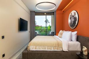 Tempat tidur dalam kamar di Alex Villas Complex N4