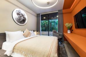 Tempat tidur dalam kamar di Alex Villas Complex N4