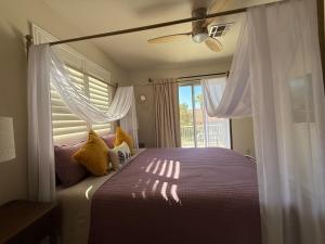 Ένα ή περισσότερα κρεβάτια σε δωμάτιο στο Fragrant Finnish Sauna & Cozy Pool with French 3br