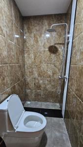 une salle de bain avec toilettes et douche dans l'établissement Crown Beach Family villas, à Dhiffushi 24 autres photos