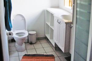 Bilik mandi di Nice Home In Rudkøbing With 3 Bedrooms And Wifi