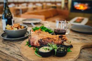 フランクトンにあるQueenstown Luxury Holiday Villaの木製のテーブルに乗った肉野菜の食事