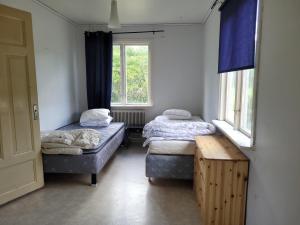 HamnedaにあるBeautiful Home In Hamneda With 4 Bedrooms And Wifiの窓が2つある部屋にベッドが2つある