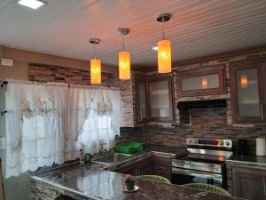 Köök või kööginurk majutusasutuses Breadfruit lodge