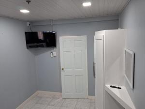 TV a/nebo společenská místnost v ubytování Breadfruit lodge