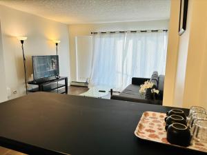 Μια τηλεόραση ή/και κέντρο ψυχαγωγίας στο 7th Floor 1 Bedroom Condo with Parking