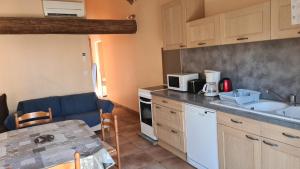 cocina con fregadero y encimera con microondas en Hameau De Cure, en Cazouls-lès-Béziers