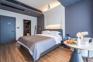 Łóżko lub łóżka w pokoju w obiekcie Shanming Boutique Homestay