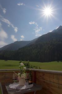 Vista generica sulle montagne o vista sulle montagne dall'interno dell'affittacamere