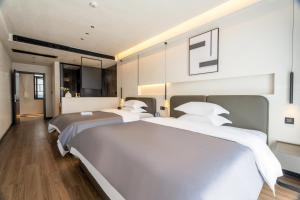 Łóżko lub łóżka w pokoju w obiekcie Shanming Boutique Homestay