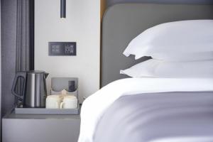Łóżko lub łóżka w pokoju w obiekcie Shanming Boutique Homestay