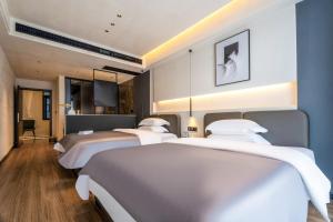 Łóżko lub łóżka w pokoju w obiekcie Shanming Boutique Homestay