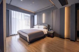 Łóżko lub łóżka w pokoju w obiekcie Shanming Boutique Homestay