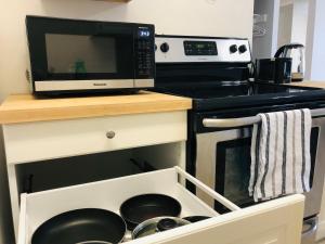 Kuchyň nebo kuchyňský kout v ubytování Cozy 1 Bedroom Condo with Parking