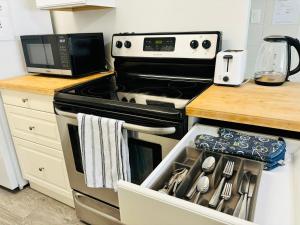 Kuchyň nebo kuchyňský kout v ubytování Cozy 1 Bedroom Condo with Parking