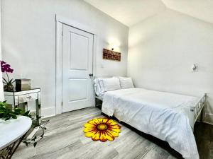 Zdjęcie z galerii obiektu Seattle Home with 2 bedrooms a King bed Queen bed and an Extra Sofa Bed Located 10 minutes from SeaTac Airport and 20 minutes from Downtown w mieście Seattle +42 zdjęcia