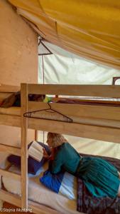 Palanda nebo palandy na pokoji v ubytování Spokojny Glamping