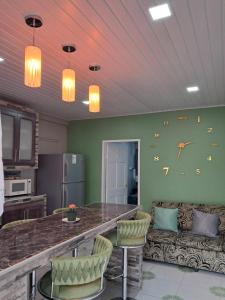 Köök või kööginurk majutusasutuses Breadfruit lodge