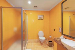 Koupelna v ubytování Indismart Hotel + 37 fotografií