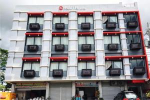 イロイロにあるPearLi View Hotel Iloilo powered by Cocotelの赤と白の柱があるアパート