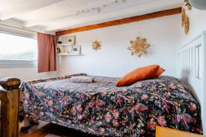 Ένα ή περισσότερα κρεβάτια σε δωμάτιο στο Chambre atypique dans café healthy
