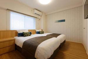 una camera da letto con un letto grande e una finestra di Tokyu Vacations Atami ad Atami
