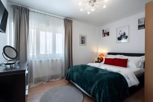 Llit o llits en una habitació de Comfy Flat with Amazing Views- 2BDR Spacious - Landmark & City