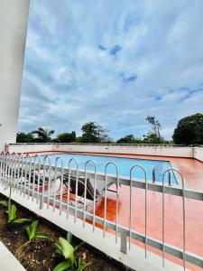 un puente sobre una piscina junto a un edificio en Oreo Home 75inch TV 5mints from Beach & City, en Dar es Salaam