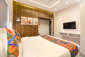 Postel nebo postele na pokoji v ubytování FabHotel Olive Suite - Near Airforce get
