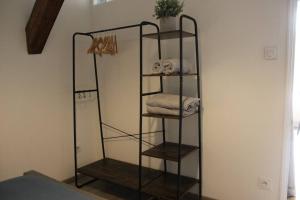 a black towel rack with towels on a wall at L'escapade, entièrement rénové, proche centre in Grenoble