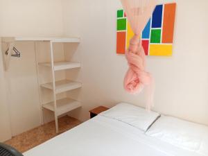 Un pat sau paturi într-o cameră la Christina's Guest House OFFICIAL
