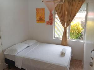 Un pat sau paturi într-o cameră la Christina's Guest House OFFICIAL