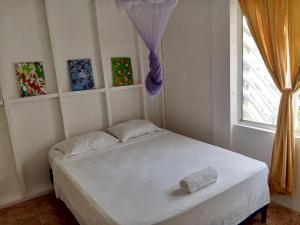 Un pat sau paturi într-o cameră la Christina's Guest House OFFICIAL