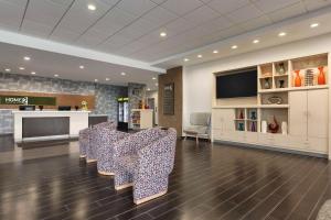 TV a/nebo společenská místnost v ubytování Home2Suites by Hilton Florence