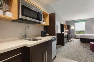 Kuchyň nebo kuchyňský kout v ubytování Home2Suites by Hilton Florence