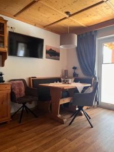 Telewizja i/lub zestaw kina domowego w obiekcie Ferienwohnungen am Riedanger