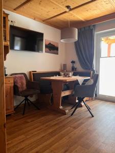 Telewizja i/lub zestaw kina domowego w obiekcie Ferienwohnungen am Riedanger