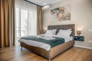 a bedroom with a large bed and a large window at Majestic Skyline in Balta Albă